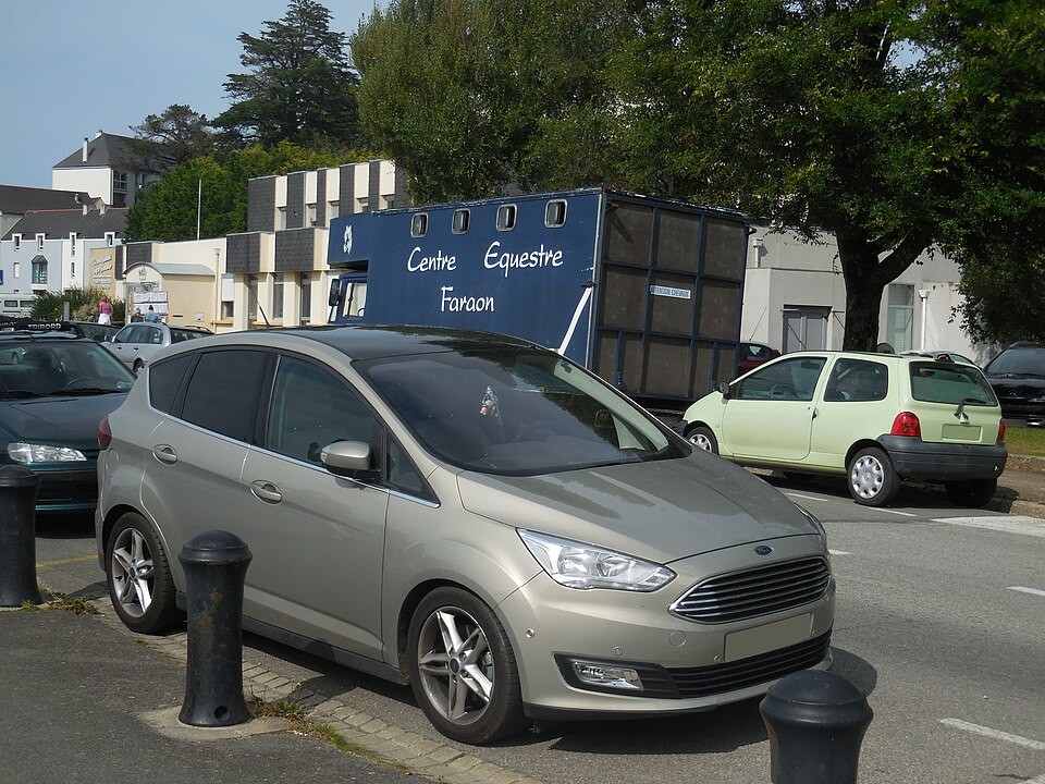 Ford C-Max a noleggio